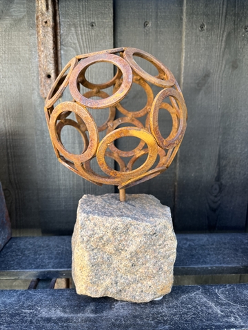 Jernskulptur på brosten